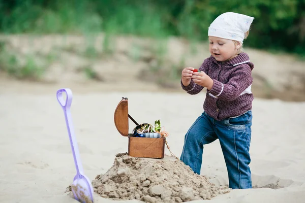 Meisje op jacht naar de schat — Stockfoto