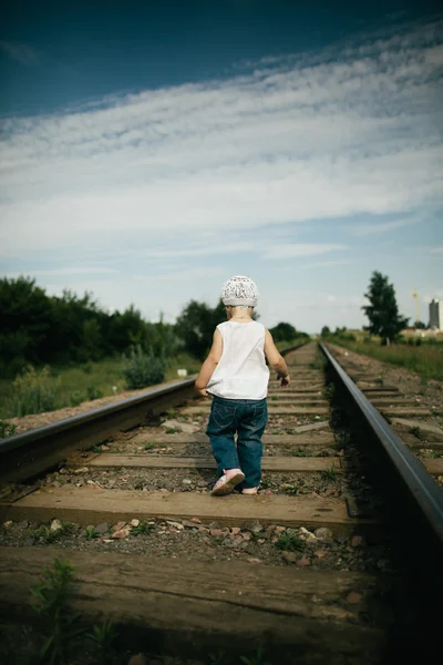 Niña juega en el ferrocarril — Foto de Stock