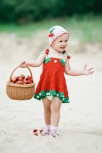 Petite fille avec panier plein de fraises — Photo