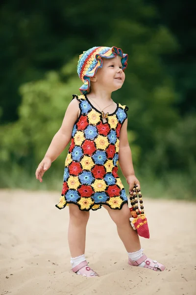 Bambina con abito colorato luminoso — Foto Stock