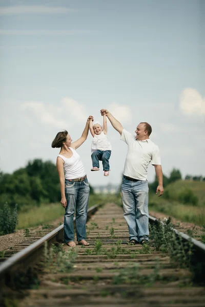 Pais com bebê na estrada de ferro — Fotografia de Stock