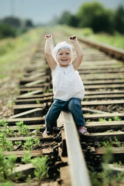 Κοριτσάκι παίζει επάνω σιδηρόδρομος — Φωτογραφία Αρχείου