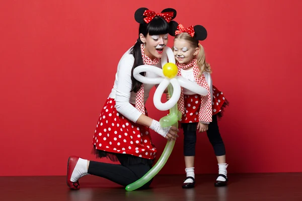 Zwei Mädchen mit Mausmasken — Stockfoto