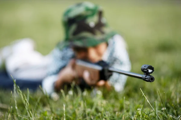 Kleine jongen met airgun buitenshuis — Stockfoto