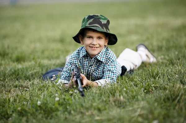 Kleine jongen met airgun buitenshuis — Stockfoto