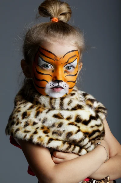 Meisje met tiger kostuum — Stockfoto