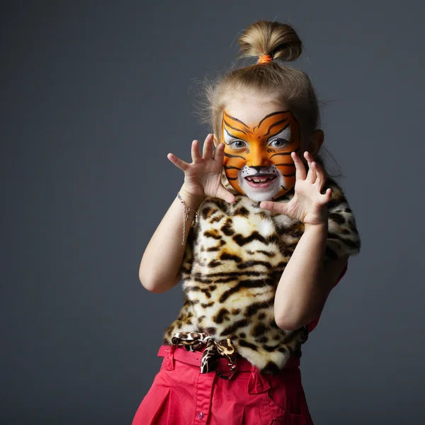 Meisje met tiger kostuum — Stockfoto