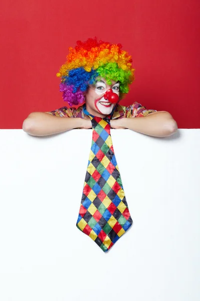 Clown met stropdas op leeg wit bord — Stockfoto