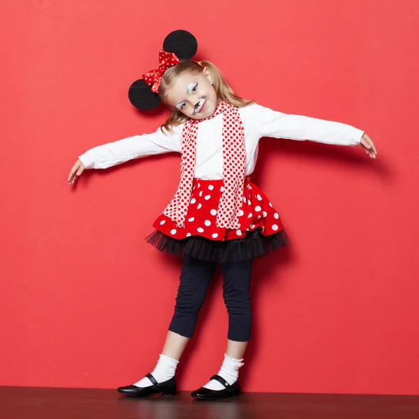 Pequena menina bonita com máscara do mouse — Fotografia de Stock