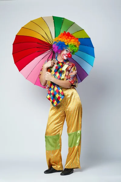 Clown avec parapluie coloré sur blanc — Photo