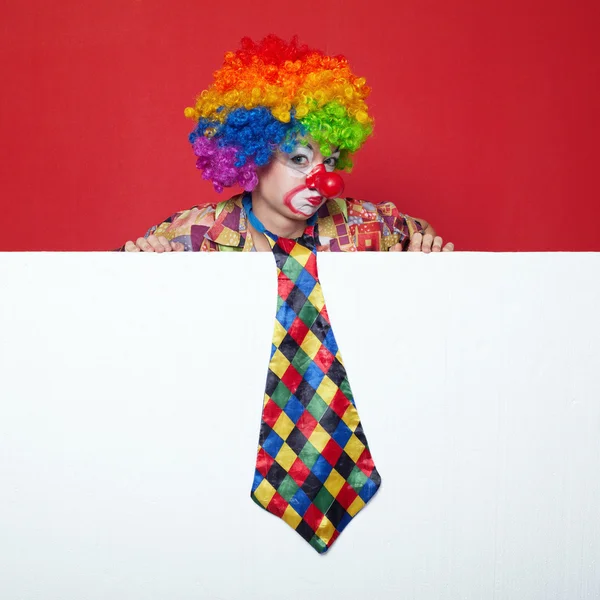 Clown con cravatta su tabellone bianco bianco — Foto Stock