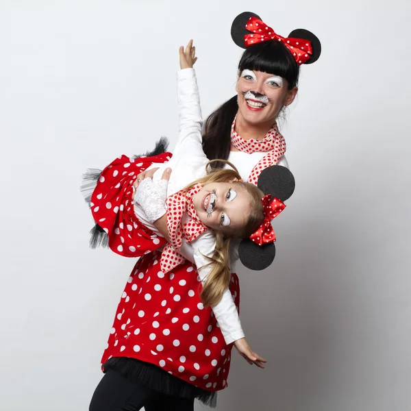 Duas meninas com máscaras de rato — Fotografia de Stock