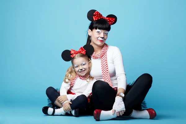 Meninas bonitas com máscaras do mouse — Fotografia de Stock