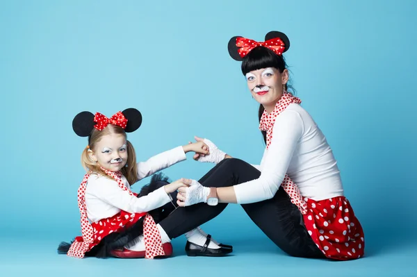 Schöne Mädchen mit Mausmasken — Stockfoto