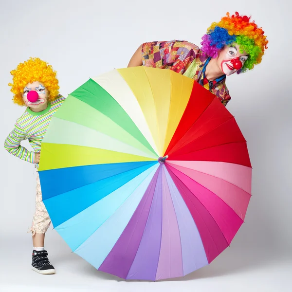 Clown con ombrello colorato su bianco — Foto Stock