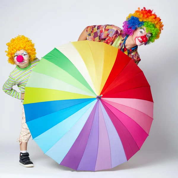 Payaso con paraguas de colores en blanco — Foto de Stock