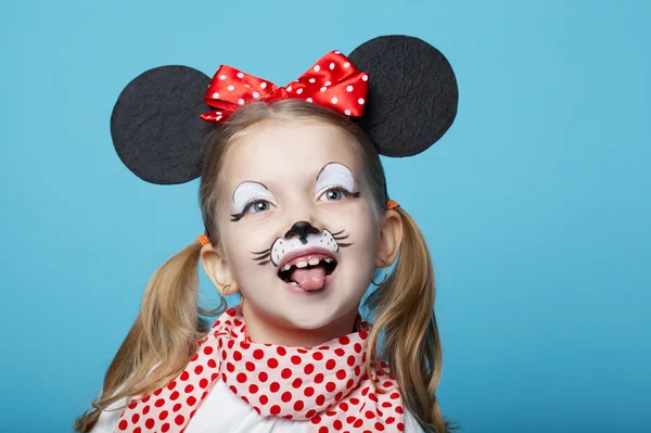 Маленькая девочка в маске мыши — стоковое фото