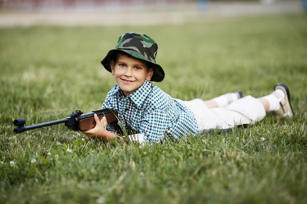 Kleiner Junge mit Luftgewehr im Freien — Stockfoto