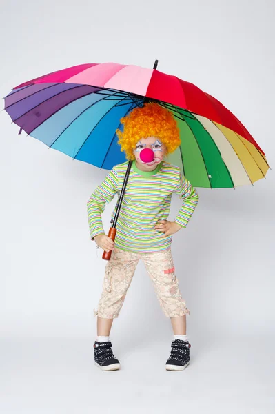 Clown con ombrello colorato su bianco — Foto Stock