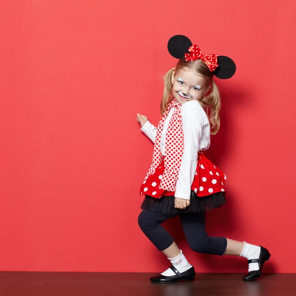 Pequena menina bonita com máscara do mouse — Fotografia de Stock