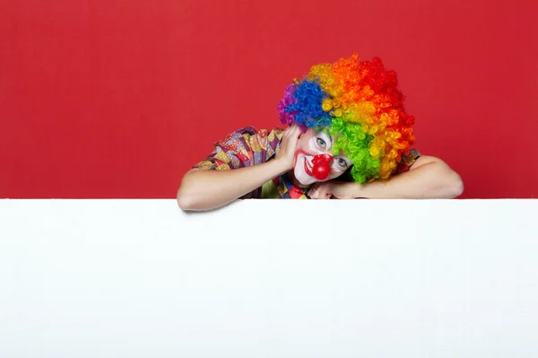 Buffo clown con cravatta su tabellone bianco — Foto Stock