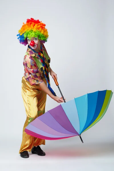 Payaso con paraguas de colores en blanco — Foto de Stock