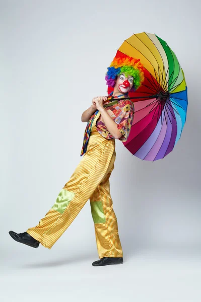 Klaun s barevný deštník na bílém pozadí — Stock fotografie