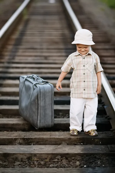 Pojke med resväska på järnvägen — Stockfoto