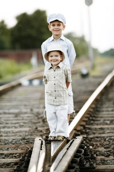 Due ragazzi con valigia sulle ferrovie — Foto Stock