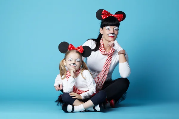 Meninas bonitas com máscaras do mouse — Fotografia de Stock