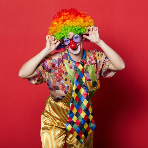 Drôle de clown avec des lunettes sur rouge — Photo