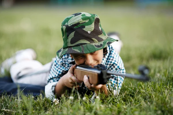 Kleiner Junge mit Luftgewehr im Freien — Stockfoto