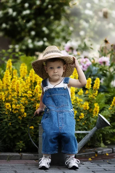 Liten pojke med vattenkanna i sommaren park — Stockfoto