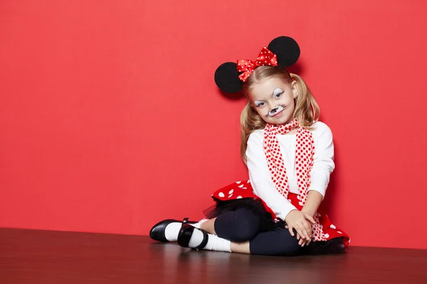 Маленькая красивая девочка в маске мыши — стоковое фото