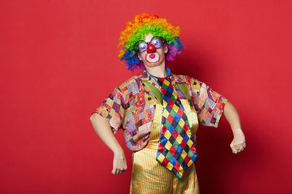 Grappige clown met bril op rood — Stockfoto