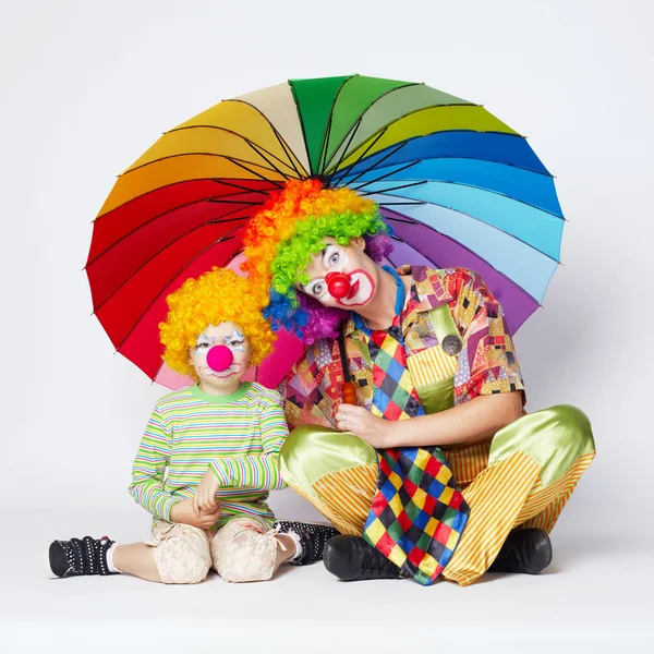 Clown met kleurrijke paraplu op wit — Stockfoto