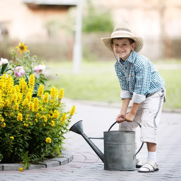 Маленький хлопчик з лійкою в літньому парку — стокове фото