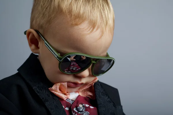 Kleiner Herr mit Sonnenbrille — Stockfoto