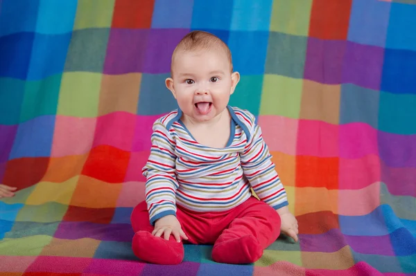 Kleine jongen portret op kleurrijke achtergrond — Stockfoto