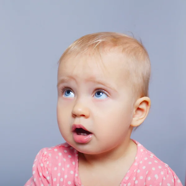 Roztomilá malá holka emocionální portrét — Stock fotografie