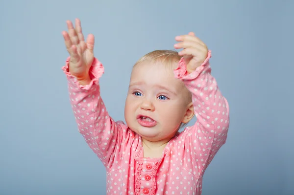 Roztomilá malá holka emocionální portrét — Stock fotografie