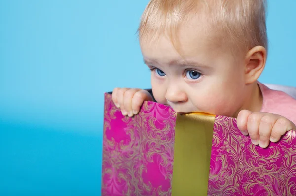 Schattig klein meisje, zittend in vak — Stockfoto