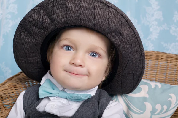Маленький хлопчик з класичним капелюхом — стокове фото