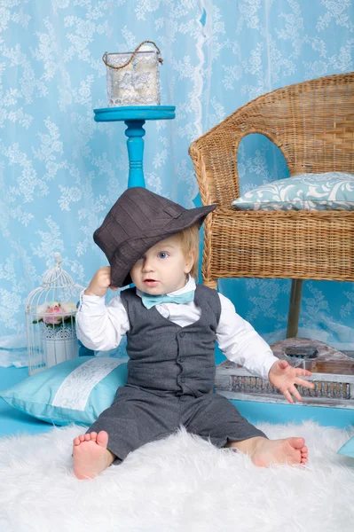 Niño pequeño con sombrero de estilo clásico — Foto de Stock