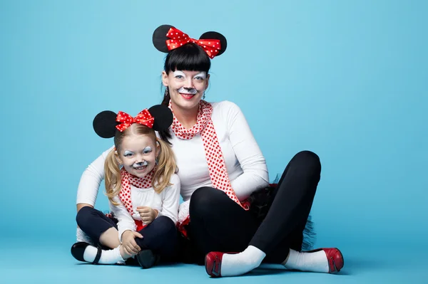 Mooie meisjes met muis maskers — Stockfoto