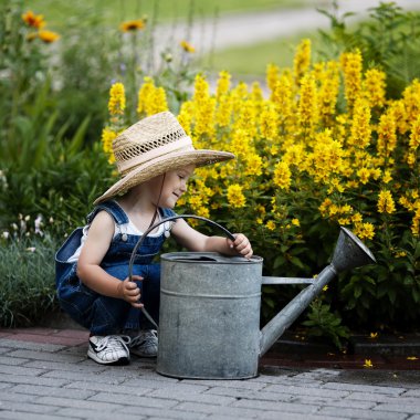 sulama olabilir yaz Park olan küçük çocuk