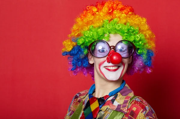 Grappige clown met bril op rood — Stockfoto