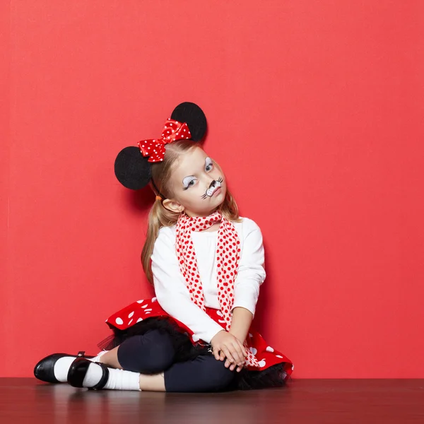 Pequena menina bonita com máscara do mouse — Fotografia de Stock