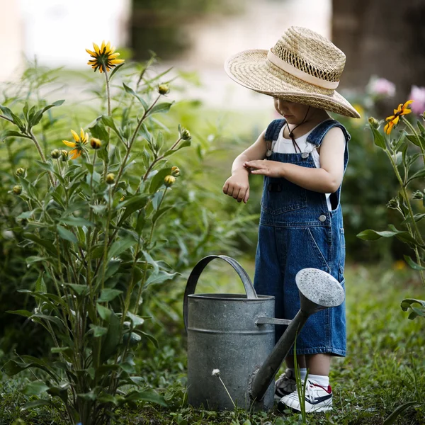 Kleiner Junge mit Gießkanne im Sommerpark — Stockfoto