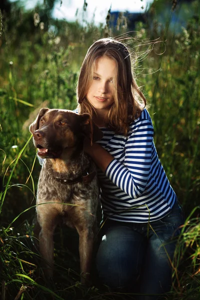 Όμορφη κοπέλα με σκύλο — Φωτογραφία Αρχείου